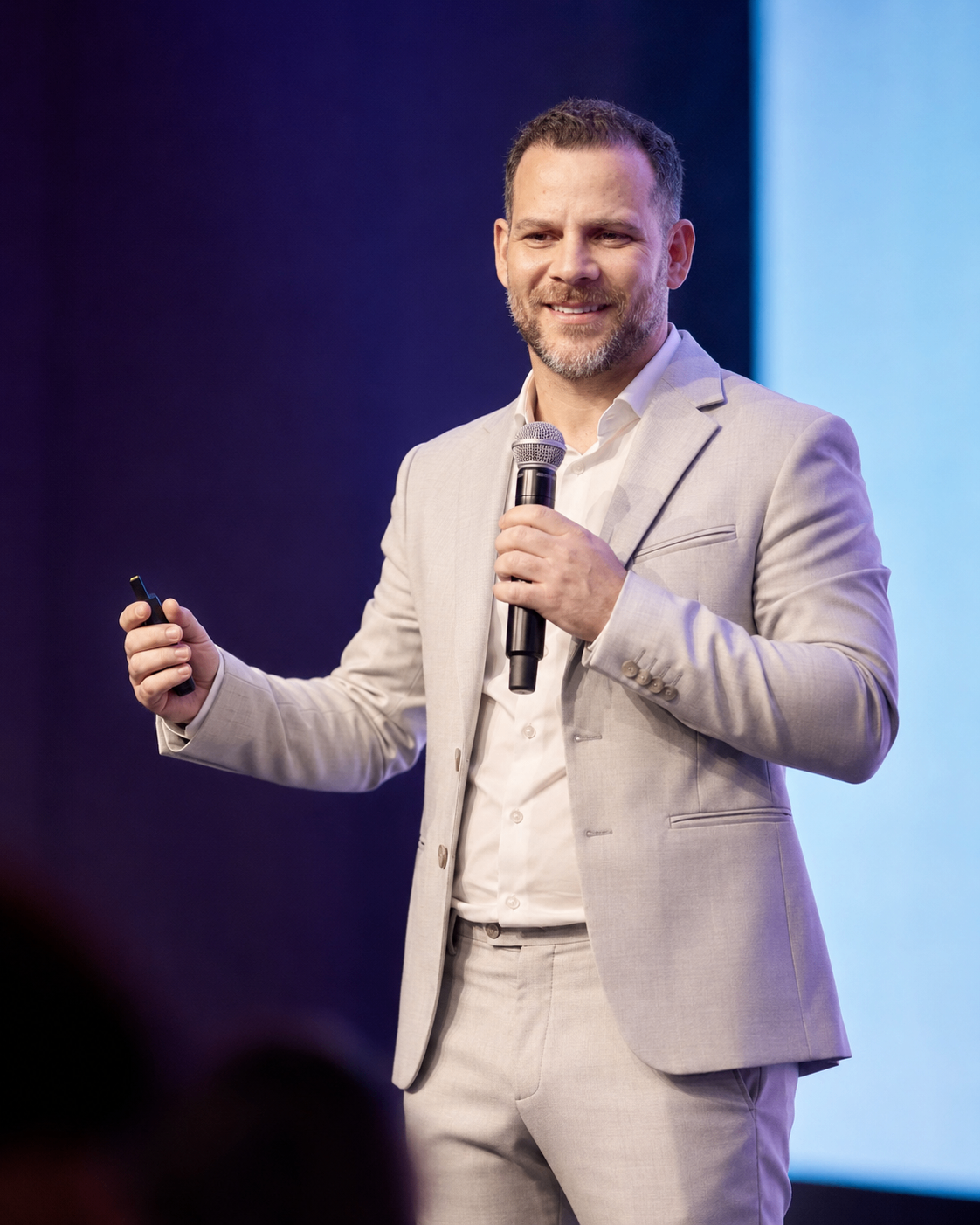 Tiago Marins conduzindo palestra em grande evento
