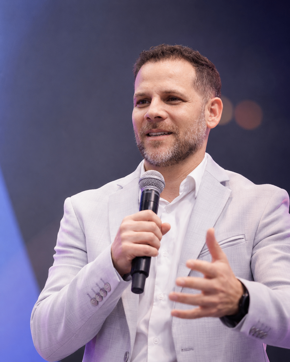 Tiago Marins palestrando em evento corporativo