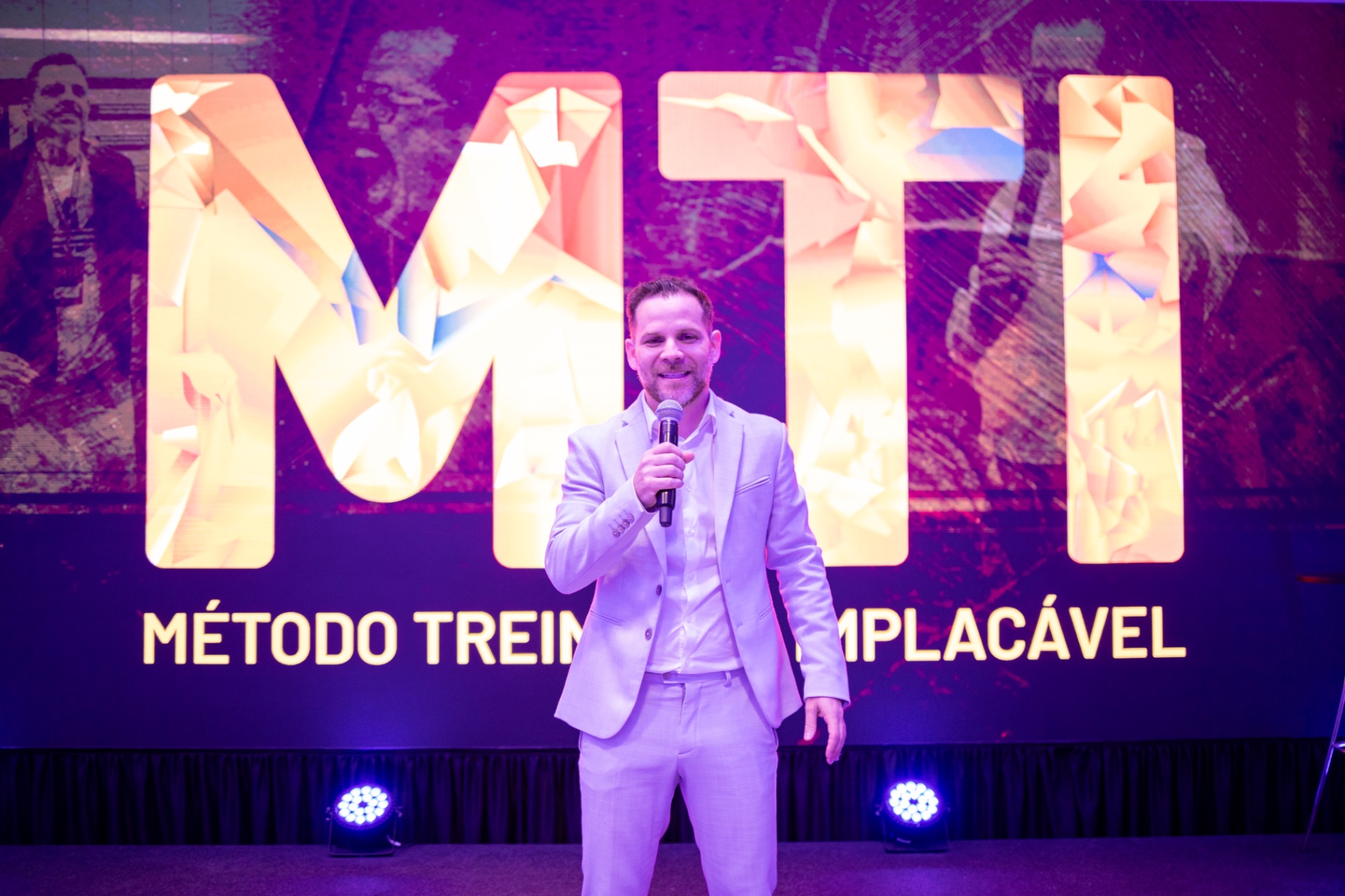 Tiago Marins no palco do Método Treinamento Implacável
